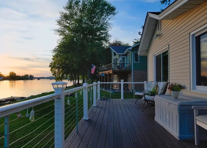 Eclectic Riverside 3 Season Large Deck Сasa de vacaciones