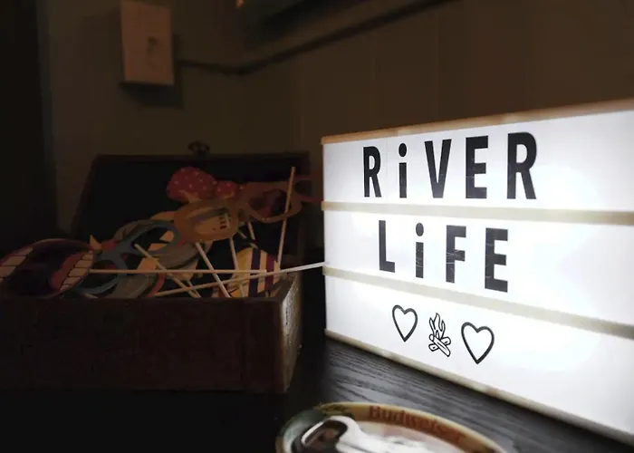 Eclectic Riverside 3 Season Large Deck Сasa de vacaciones