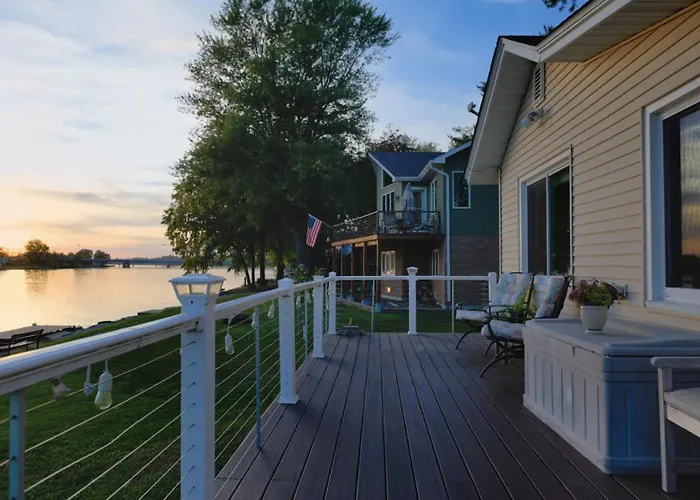 Eclectic Riverside 3 Season Large Deck Сasa de vacaciones *